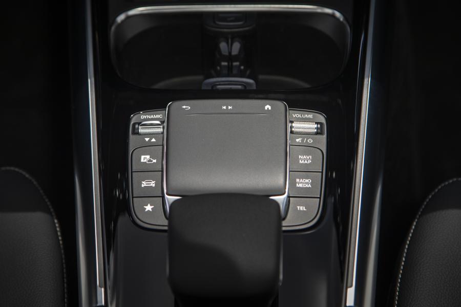 Детали интерьера Mercedes-Benz GLA250 AMG Line (H247) 2020 года  (NA) (фото 70 из 96)
